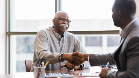 Empresas que contratam idosos terão incentivo fiscal