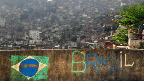 Brasil não devolve impostos na forma de serviços à população